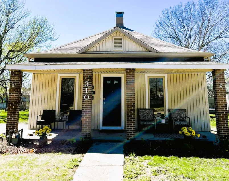 LS Bungalow in downtown Lee's Summit - Image 1
