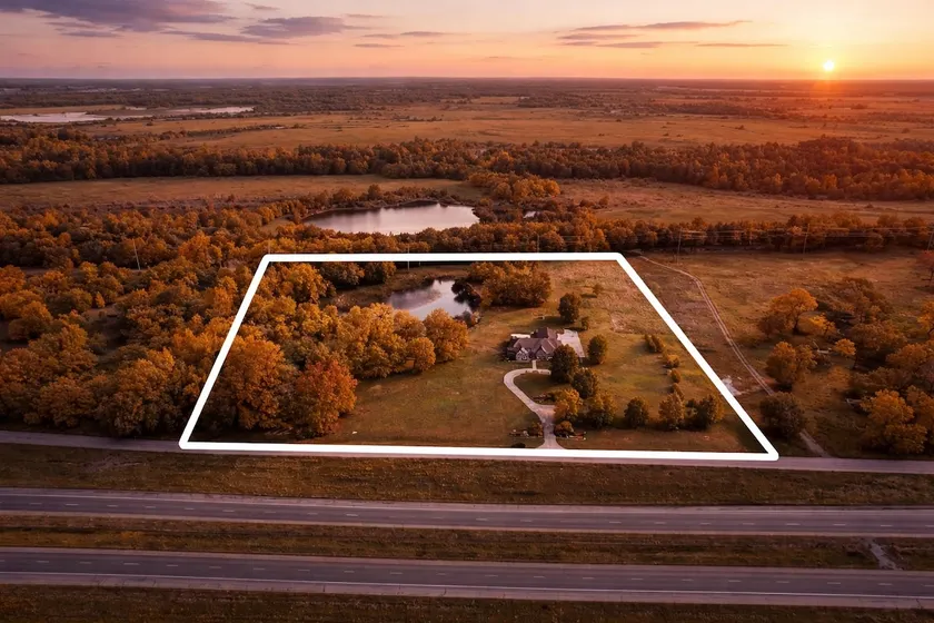 11-Acre Ranch on I-30 • 2 King Suites • Sleeps 15 - Image 1