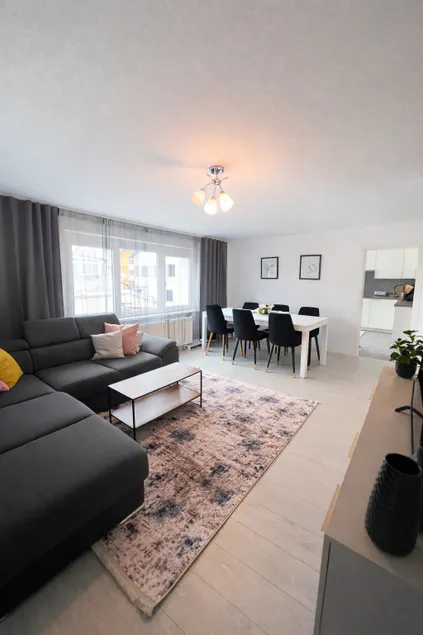 Contemporary 3-bedroom apartment near PlusCity - Image 1