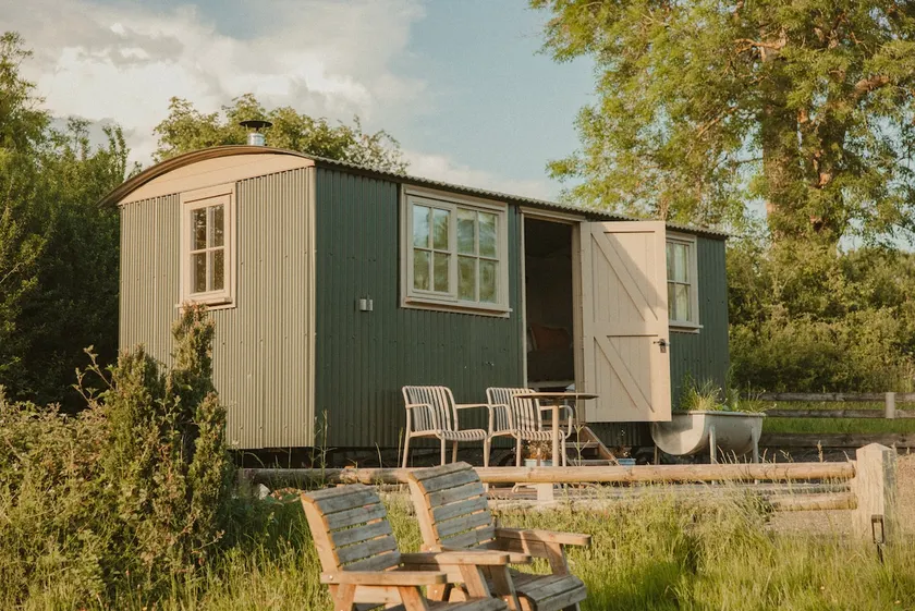 Luxury Shepherd’s Hut with Epic Somerset Views - Image 1