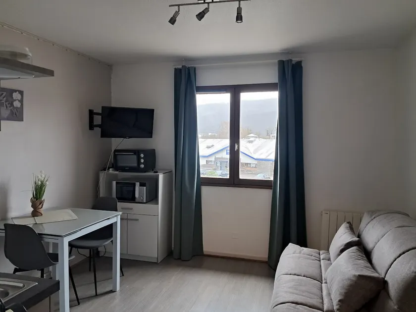 21-m² studio on the 1st floor of a residential building - Image 1