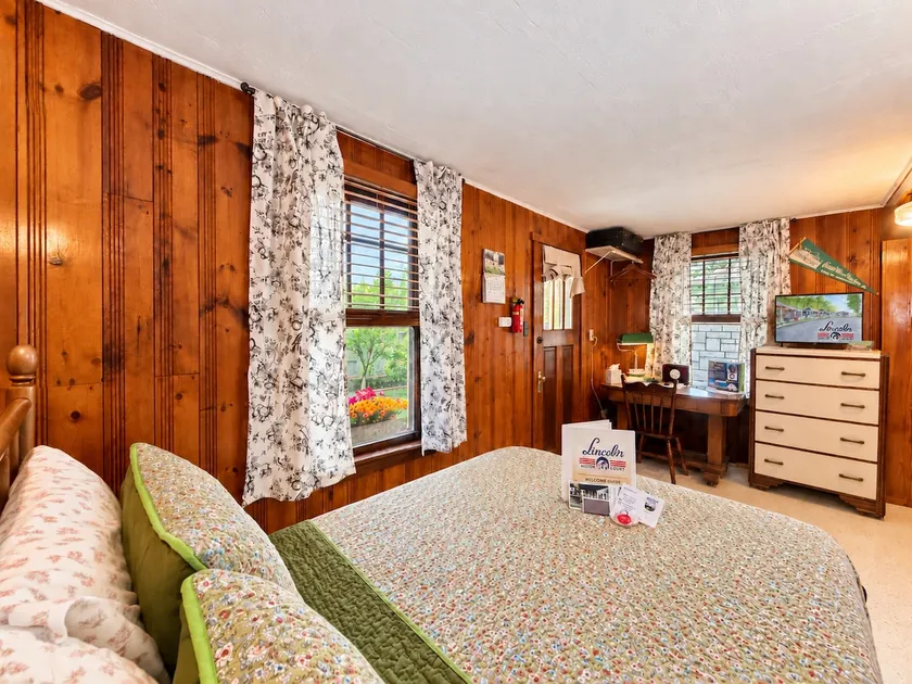 Retro Motor Court Cabin w/ Private Firepit & Yard - Image 1