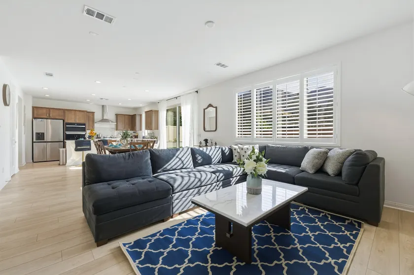 Spacious 6BR/3BA Home with 10 Beds/Near UCR/3 TVs - Image 1
