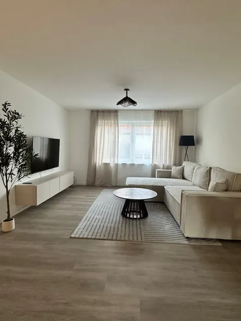 Spacious 3-room apartment with workstation - Image 1