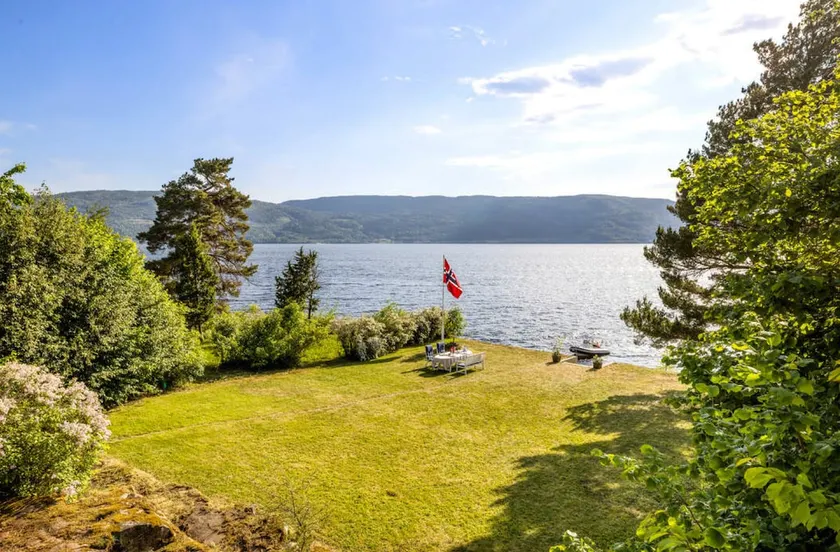 Your peaceful retreat by the water - Image 1
