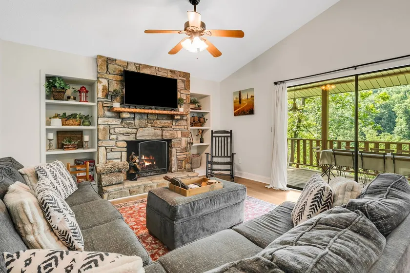 Updated Chimney Rock cabin | Views & River Sounds - Image 1