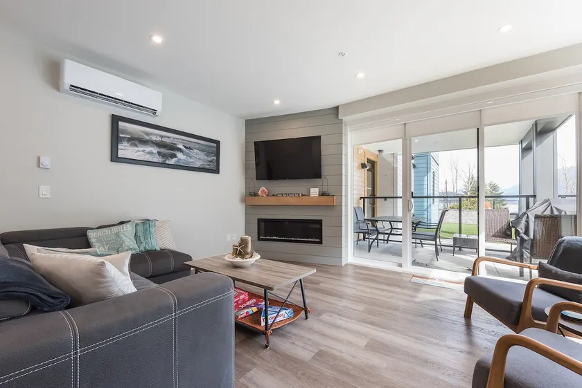 Lake Daze | 2BR + Den w/ Lake & Mtn Views! - Image 1