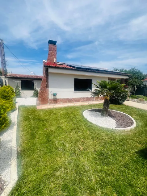 Chalet with garden in a natural setting 3 km from the center - Image 1