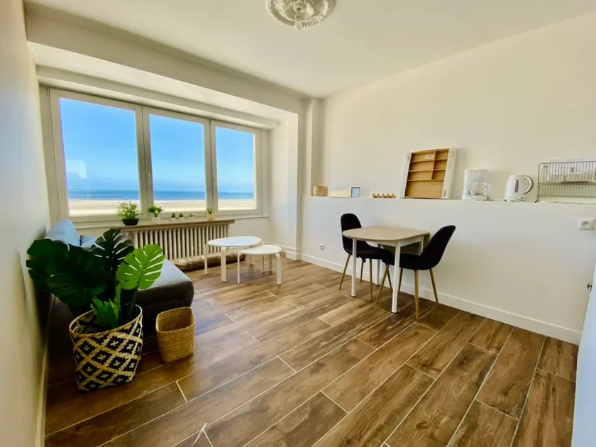 Stylish Apartment with Sea View in Dunkirk - Image 1