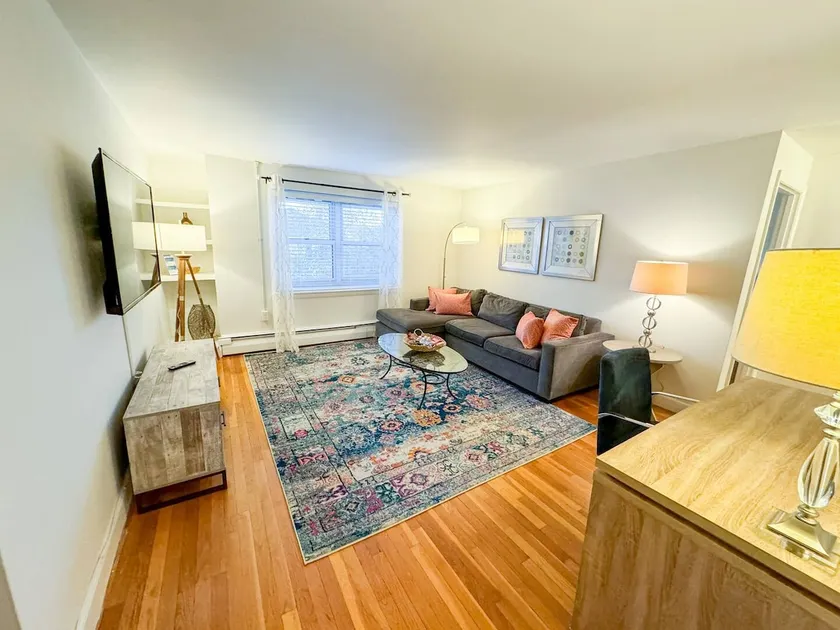 Sunny 2B Retreat in Brookline – Walk to T, J Pond - Image 1