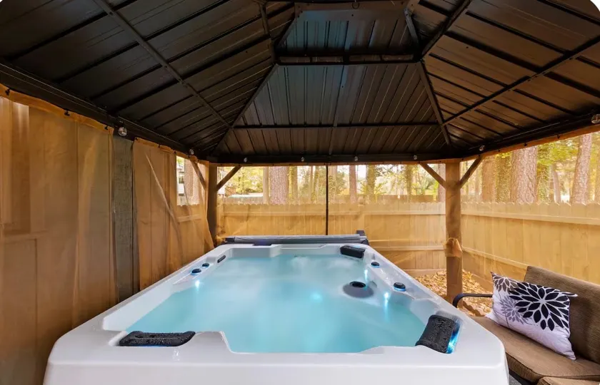 Cozy Luxe 2B w/Hot Tub Close to Uptown - Image 1