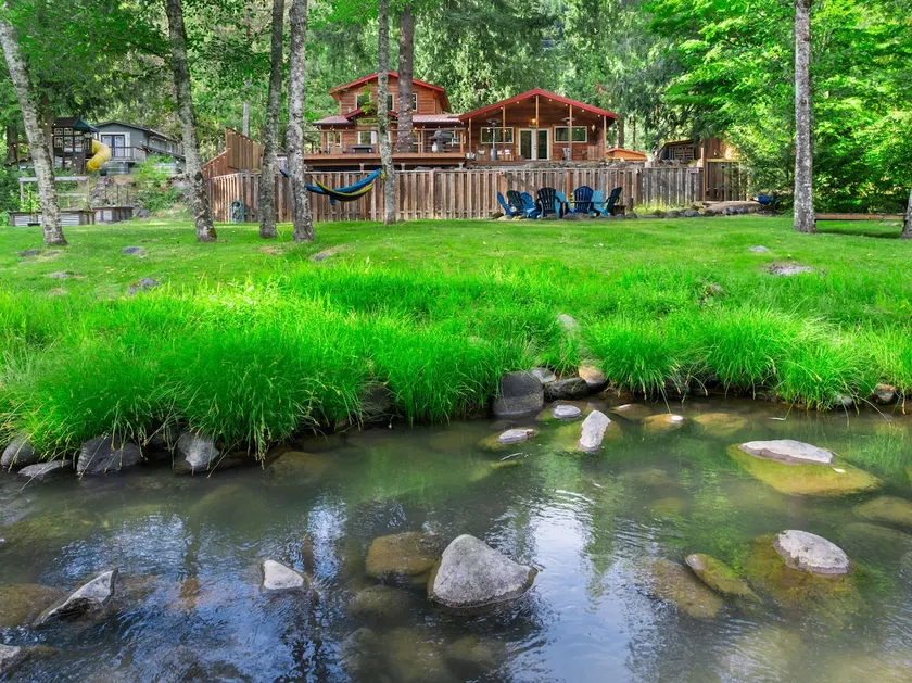 Howard's Hideaway Riverfront Pet Friendly Cabin - Image 1