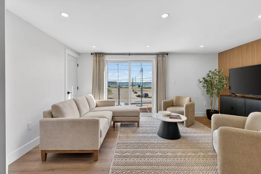 Holman's Harbourview Suite - Image 1