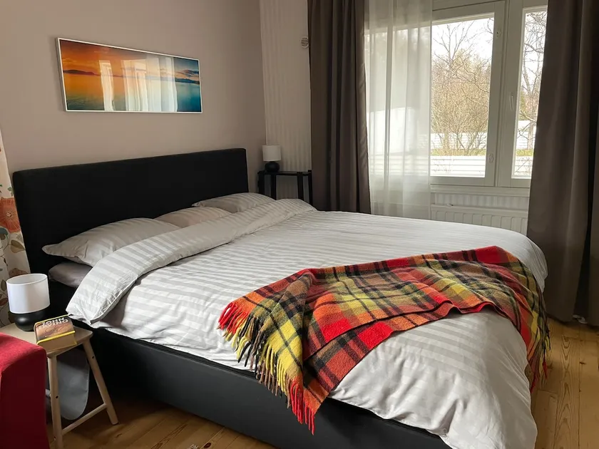 Cozy, conveniently located studio in a 1950's wooden house - Image 1