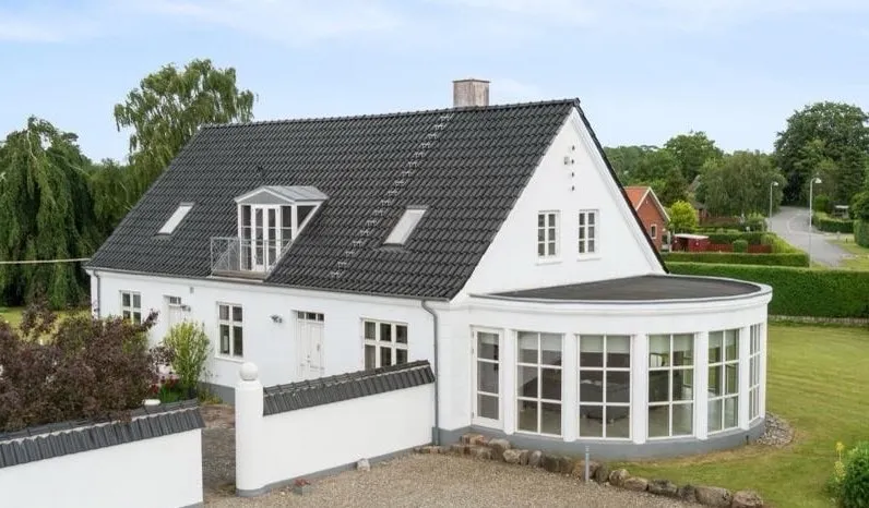 Beautiful main house in a truly idyllic rural setting - Image 1