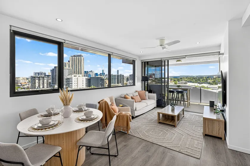 Luxury 2Bed2Bath Apt with Pool, Parking, Gym and Views - Image 1