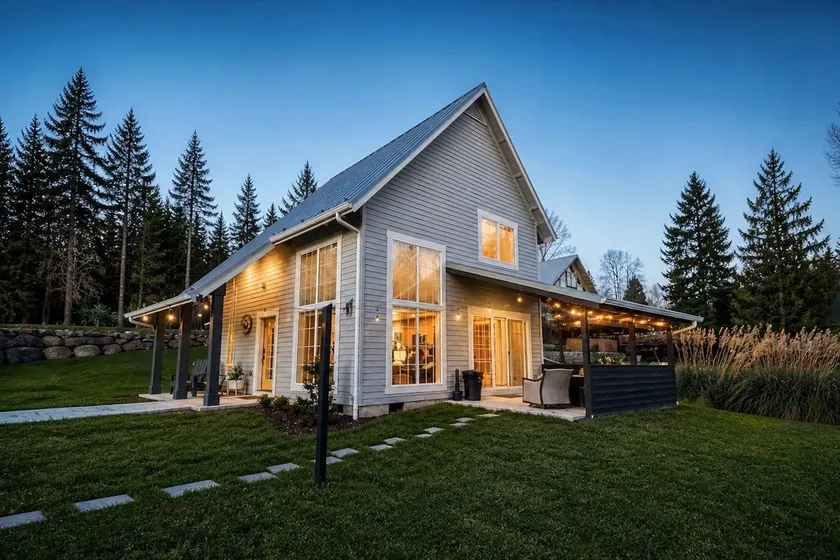 Cozy Cabin, Walks to Lake, Kayaks, Hot Tub, Grill - Image 1