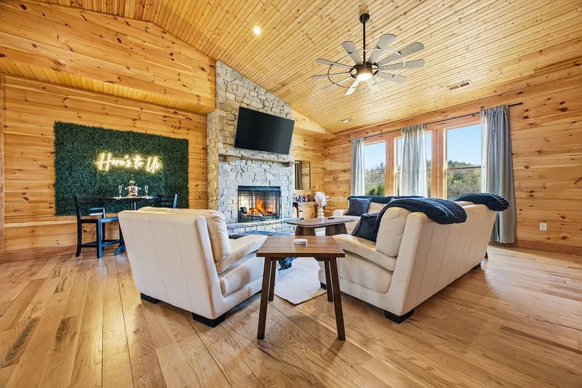 Romantic Couples Retreat+Hot Tub+Luxury Red Room - Image 1