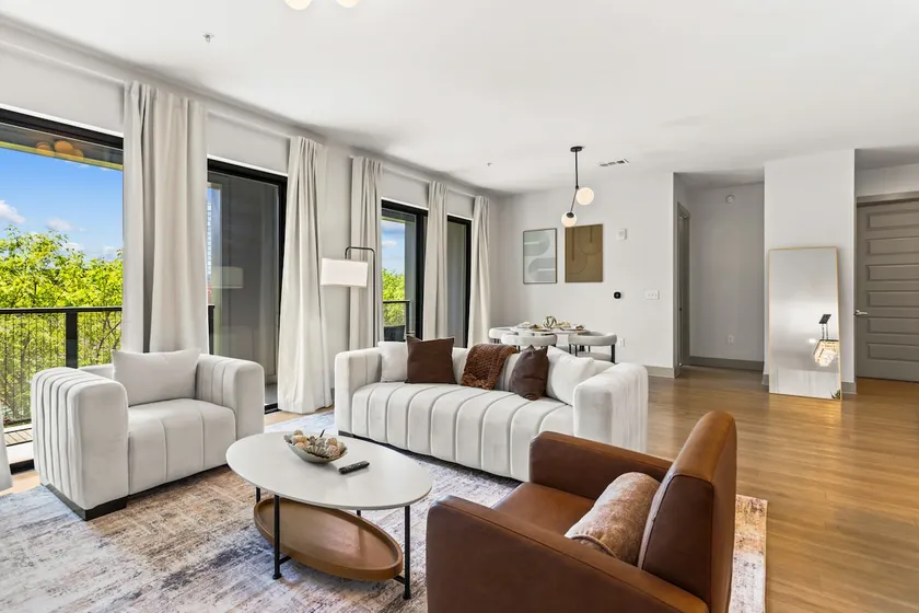 *Luxury Premier suite kingbed & balcony city view* - Image 1