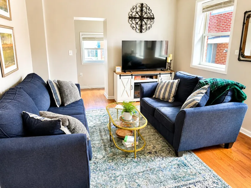 Steps from Downtown Restaurants 2BR Vibrant Apt - Image 1