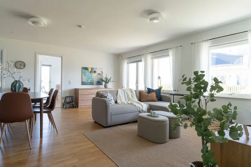 Comfortable Sunny 2 Bedroom Home with Workspace - Image 1