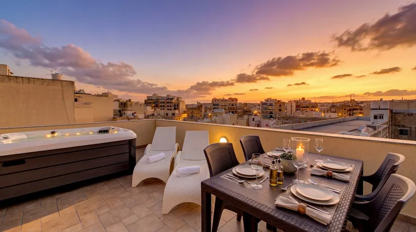 Sunny Coast 2BD Penthouse with Heated Jacuzzi - Image 1