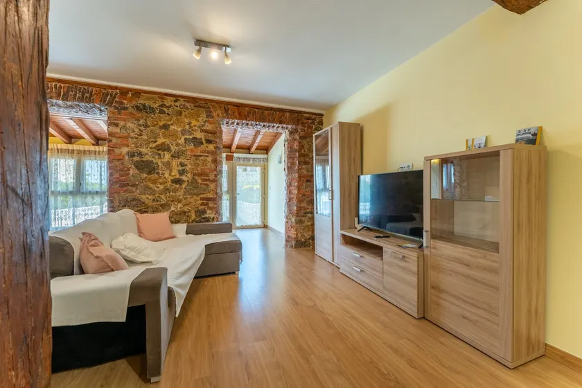 Apartment with a large garden in Santander - Image 1