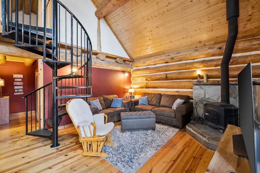 Cozy log cabin with loft, deck & rustic charm! - Image 1
