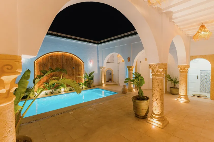 Typical arabesque villa - Image 1