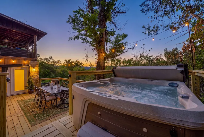Castle Vibes • Hot Tub • Sauna • 4 Kings - Image 1