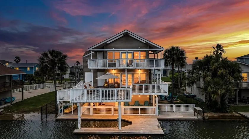 Waterfront oasis! Bikes, kayaks, firepit & fishing - Image 1