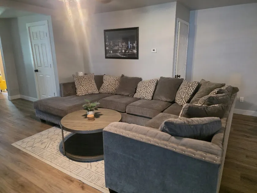 2 Bedroom w/ King Suite, Large Space, Pet Friendly - Image 1