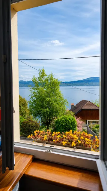 Lake-view apartment 2 minutes - Image 1