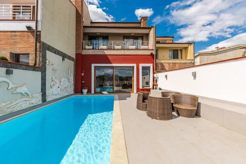 Tranquility Villa with Pool Private Garden & BBQ by PikHost - Image 1