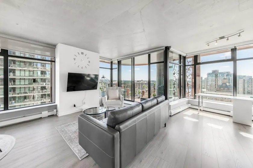 Spacious 3 Bed Sleeps 6 | Free Parking | BC Place - Image 1