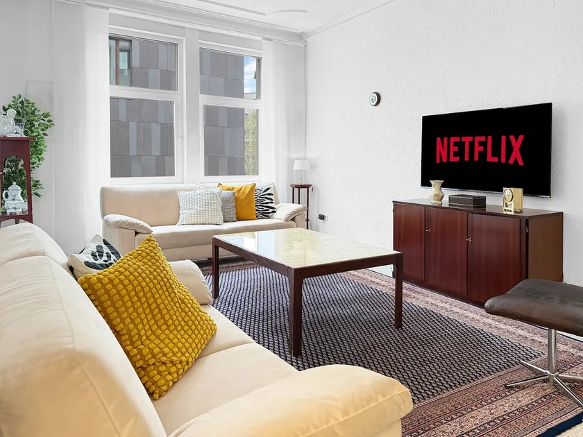 Large 165-m² apartment • Central • For 10 guests - Image 1