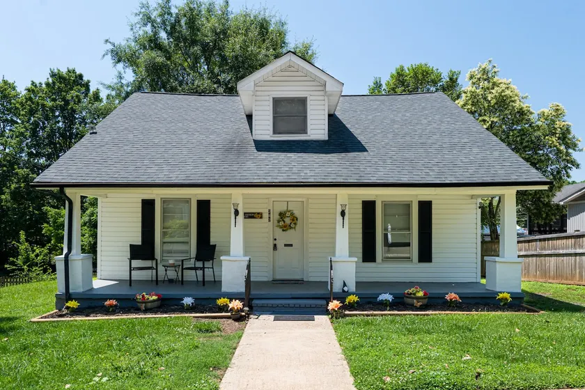 Home is near downtown near restaurants, shopping - Image 1