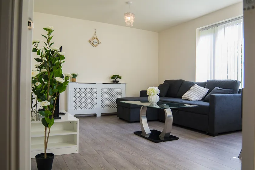 Modern 3-Bed House Leeds, Sleeps 7, Parking, Wi-Fi - Image 1