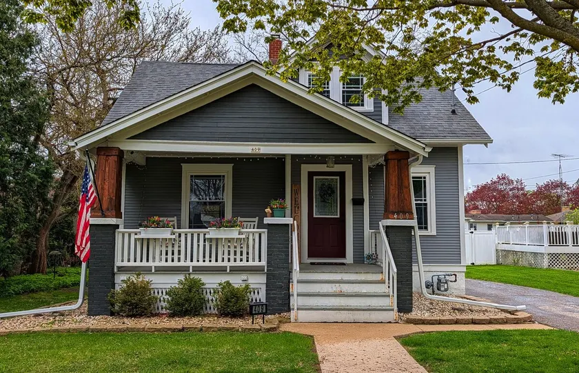 1920s Updated Craftsman 15 Mins From Lake Geneva - Image 1