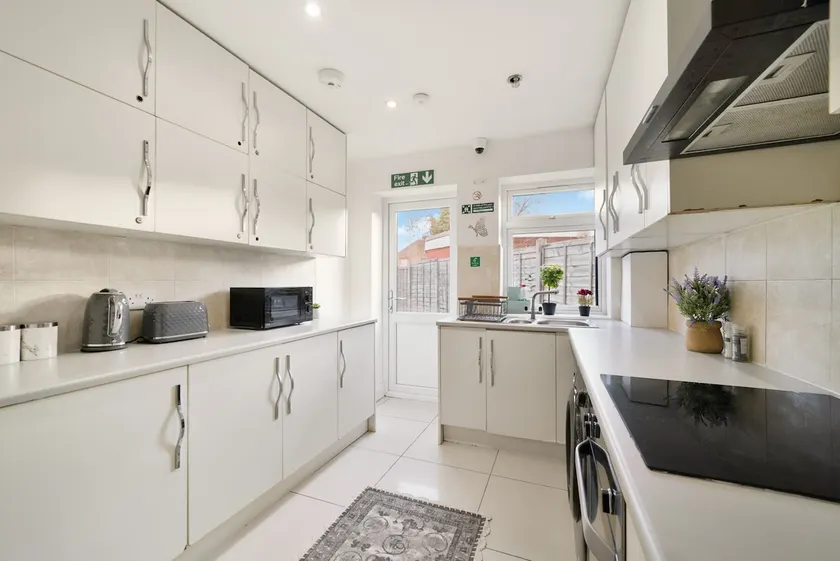 Stylish 6-Bed near Heathrow & London - Image 1