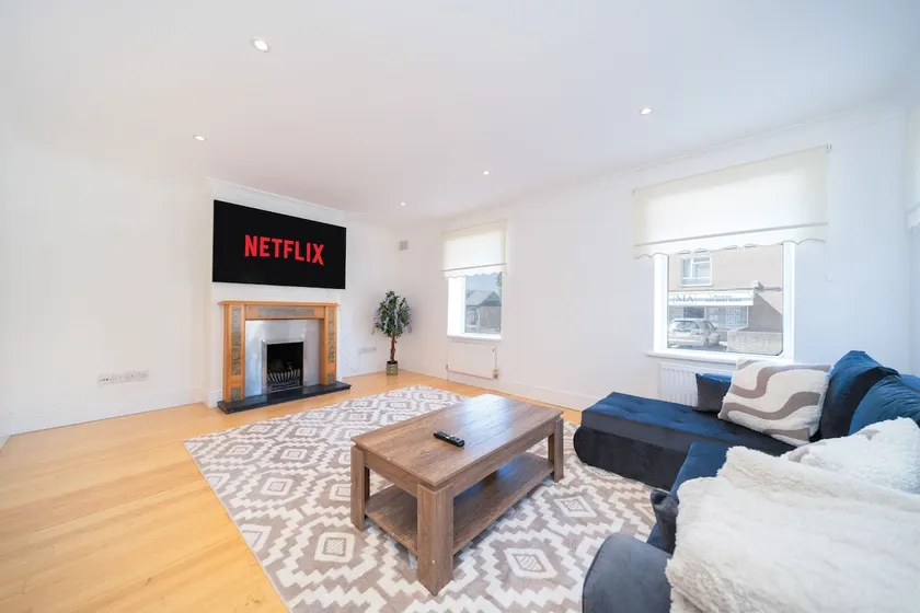 Modern Cosy Home w/ Stylish Interior – PassTheKeys - Image 1