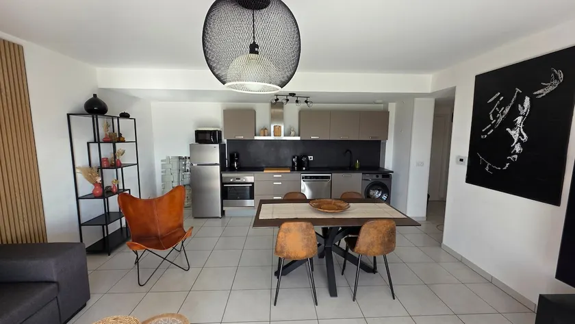 70 m² one-bedroom apartment, overlooking the Jura, lake, and mountains - Image 1