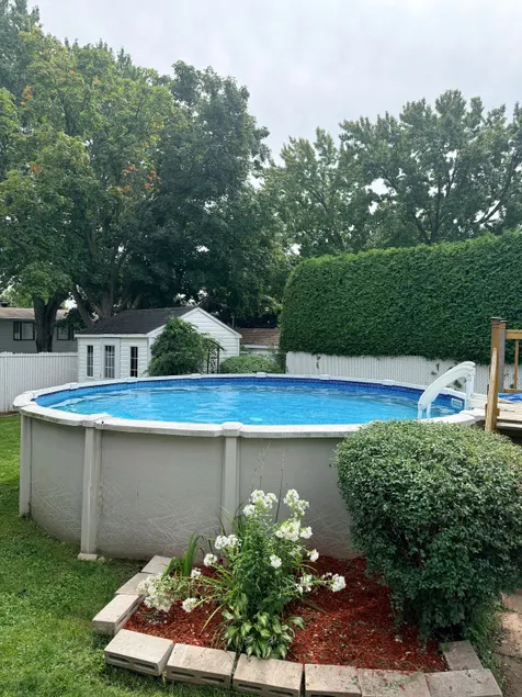 Pool house in Châteauguay - Image 1
