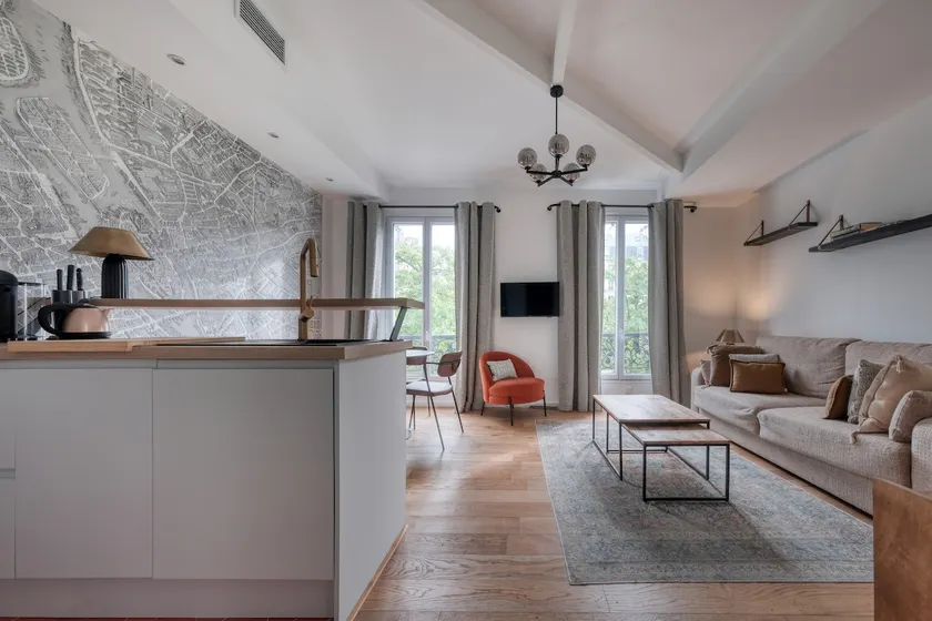 Beautiful, quiet, and bright 2-room apartment • Metro station right outside - Image 1
