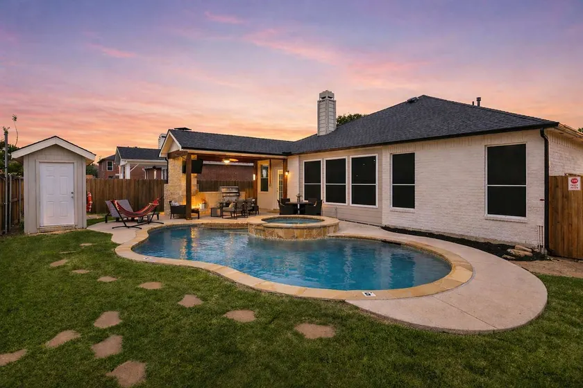 3/2 Cozy Home near UNT & TWU-Pool, BBQ, Gym, Games - Image 1