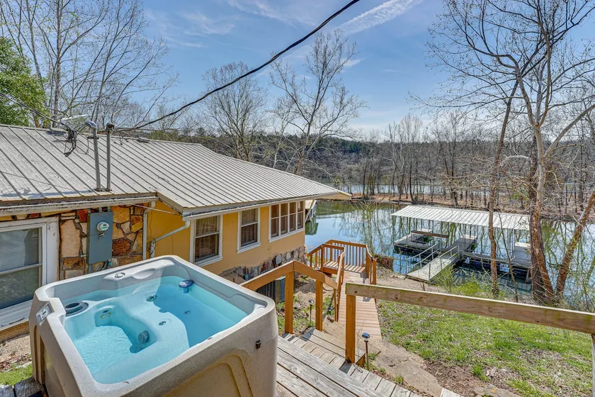 Hot Tubs, Boat Dock! 2-unit 1950s Taneycomo Escape - Image 1