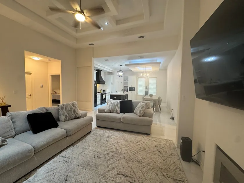 Modern Cozy Home Near Everything. - Image 1