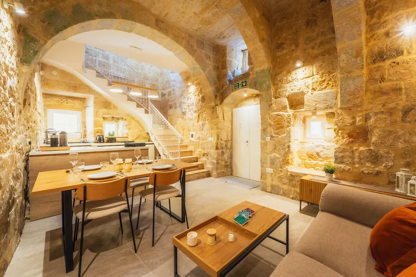Charming 300 year old house in old town Victoria - Image 1