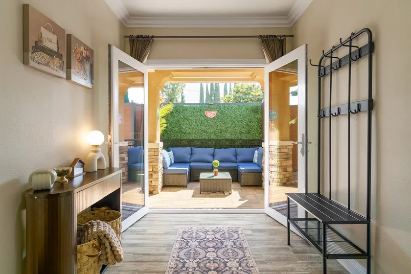 Hidden Garden Oasis Private Yard +Stylish Retreat” - Image 1