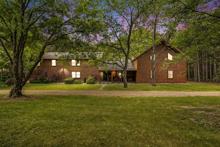 Trophy Timber Lodge | 90 Acres | Sleeps 17 - Image 1